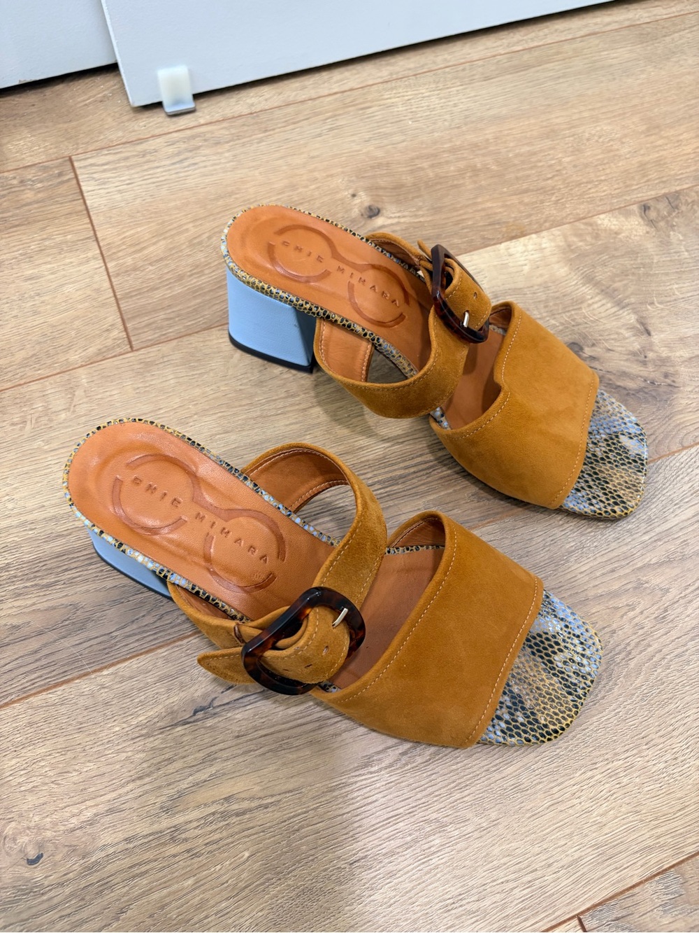CHIE MIHARA Linka sandal in snake, suede with blue heel - Picture 4 of 13